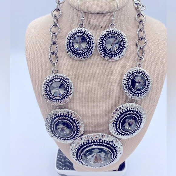 Silver Toned Hammered Disk With Smokey Grey Topaz Rhinestone Center Necklace Set - Picture 5 of 5
